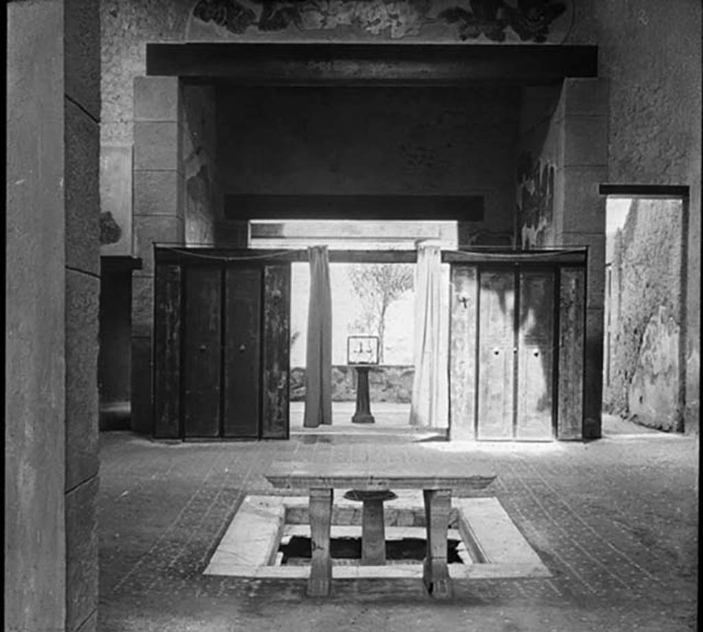 III.11 Herculaneum. Photo by Theodor Benzinger.
Looking west across atrium 6 towards wooden screen/partition into tablinum, from entrance corridor 1.
Used with the permission of the Institute of Archaeology, University of Oxford. File name INSTARCHbx21im001 Resource ID 37883.
See photo on University of Oxford HEIR database
